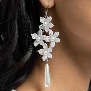 ⚪️🤍⚪️ “VINTAGE VEINING” WHITE EARRINGS ~ PAPARAZZI❗️ ⚪️🤍⚪️ STUNNING❗️